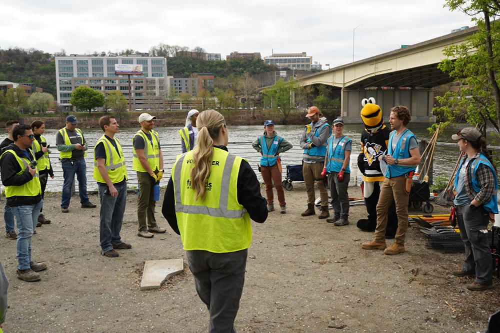 CorpResponsibility_LandingPageThumbnails_VolunteerGroup_1000x667